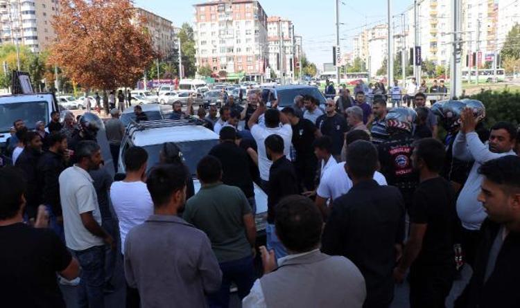 TRAMVAY DURAĞINDA TABUTLU VE ALKIŞLI PROTESTO