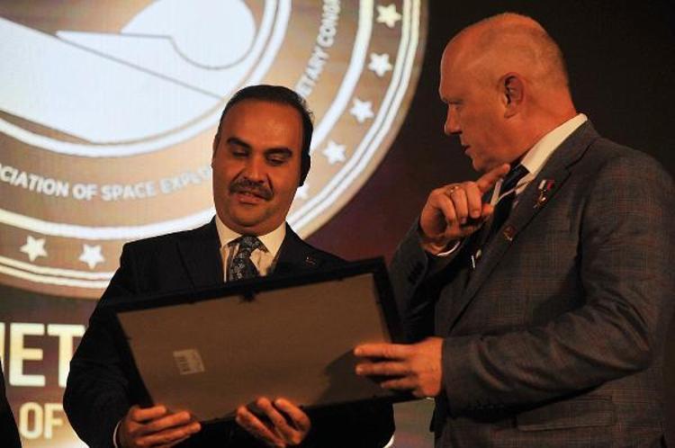 UZAYA GÖTÜRDÜĞÜ TÜRK BAYRAĞINI BAKAN KACIR’A HEDİYE ETTİ