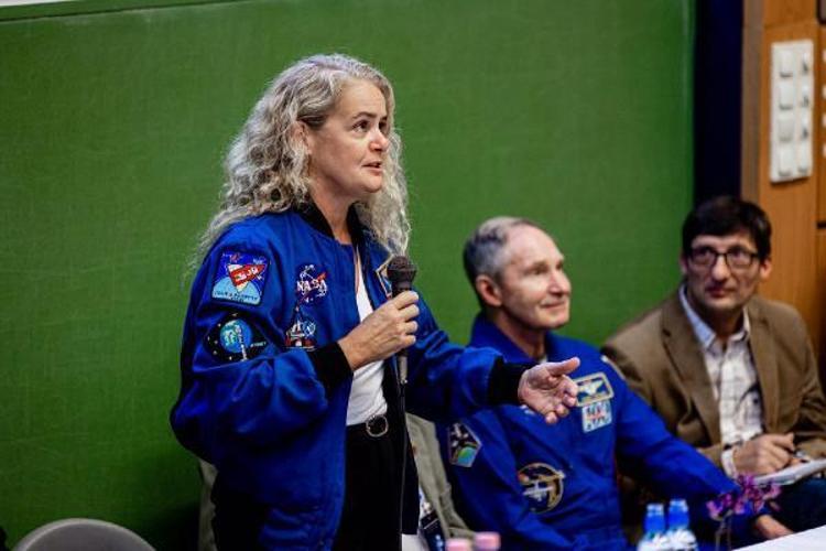 ‘DÜNYAYI UZAYDAN GÖREBİLDİĞİM İÇİN ÇOK MUTLUYUM’