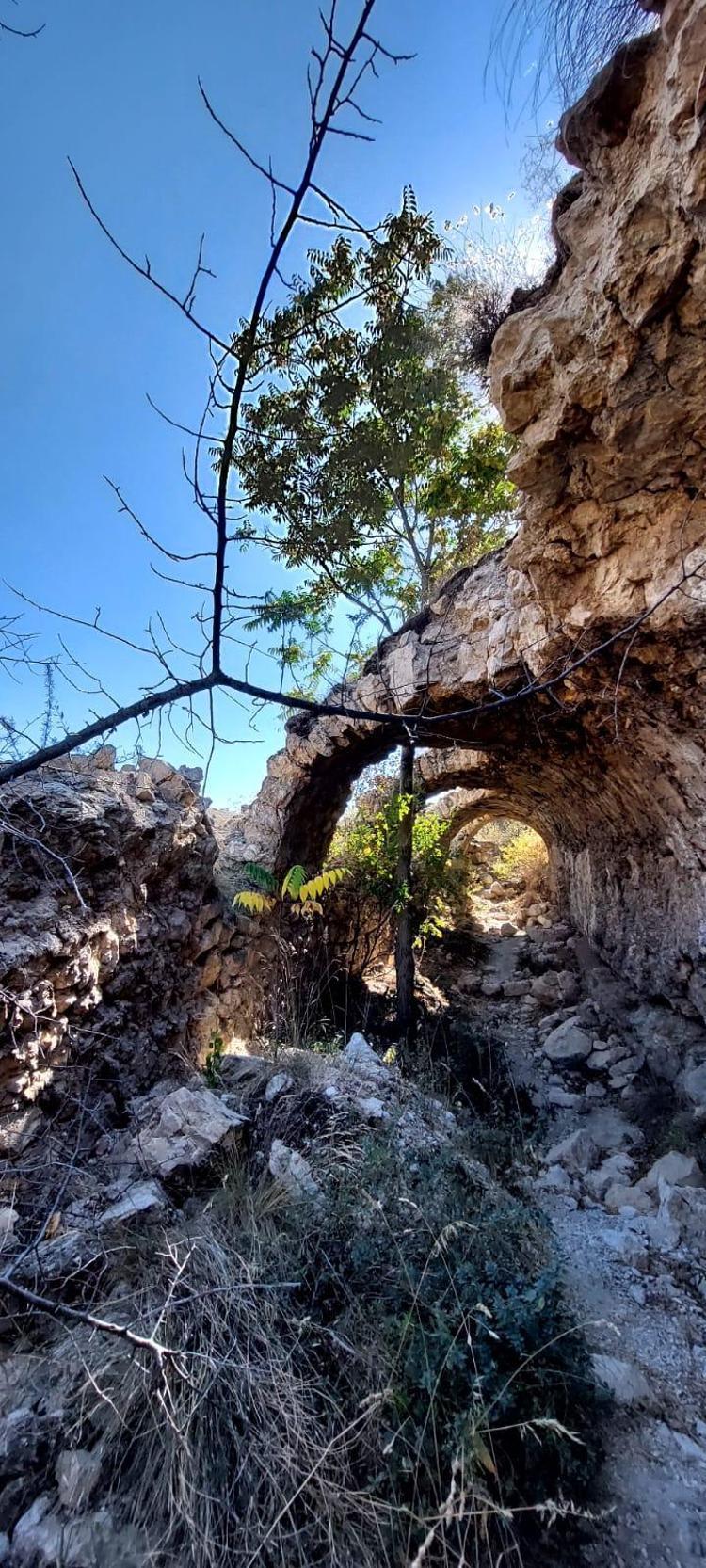 AMBULANSA ULAŞTIRMAK İÇİN 1,5 KİLOMETRE SEDYEYLE TAŞIDILAR