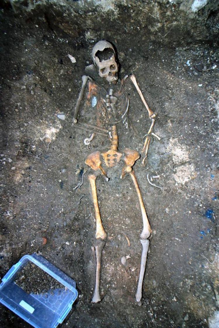 VATANDAŞLARIN BU YAPIDAN MANASTIR OLARAK BAHSETTİĞİNİ ÖĞRENDİK