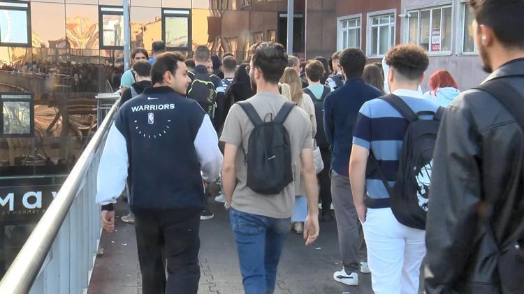 İNSANLAR İŞİNE VE OKULUNA GEÇ KALIYOR