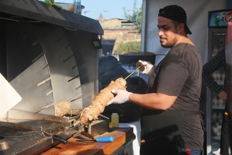 FESTİVALİN YILDIZI ADANA KEBABI