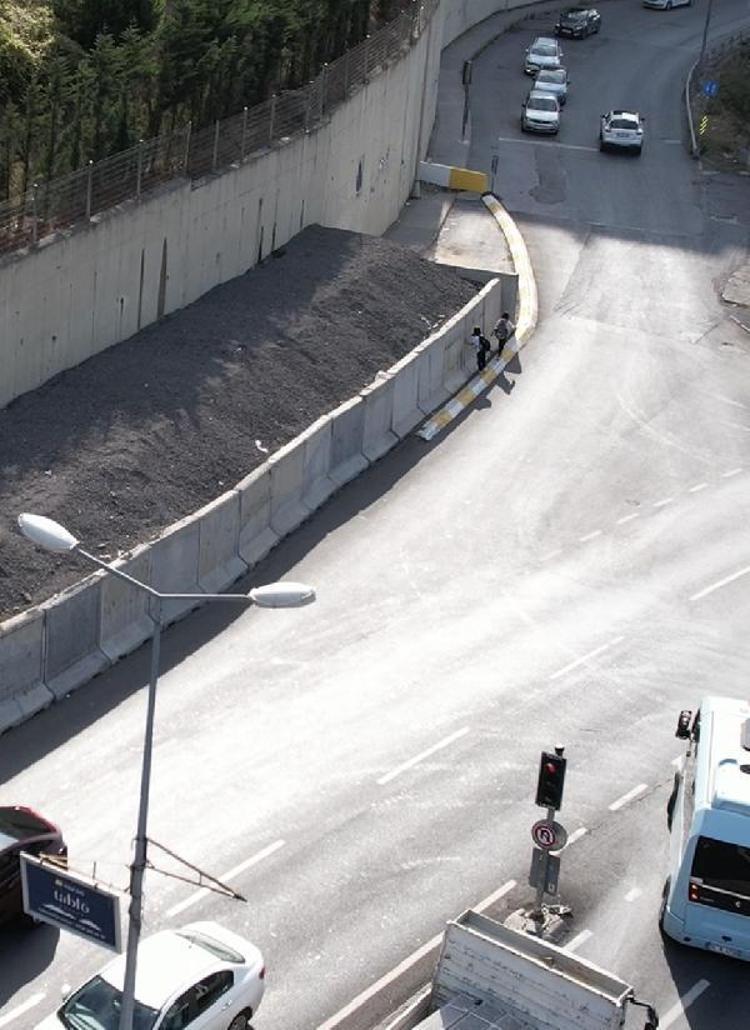 BURADA ÇOK KAZA OLUYOR. ÇOCUKLAR YÜRÜRKEN ZORLUK ÇEKİYOR