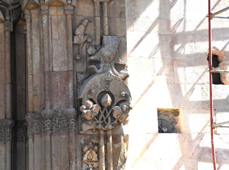 KENDİ SEVGİLERİNİ GÖSTERMİŞLER