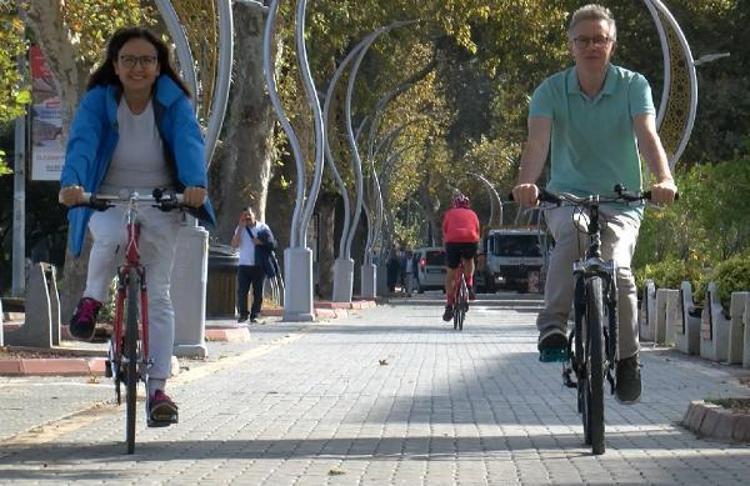 KUCAĞINDA BEBEĞİYLE KAYMAKAMLIK SINAVINA GİRDİ