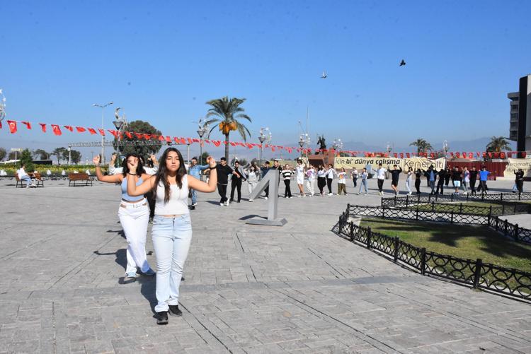 HER DİZ VURUŞUNDA MAZİYE BİR PENCERE AÇILIR