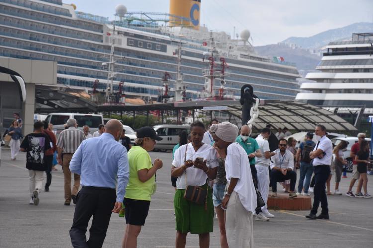 GEMİLER İZMİRE YAKLAŞIK 30 BİN YOLCU GETİRECEK