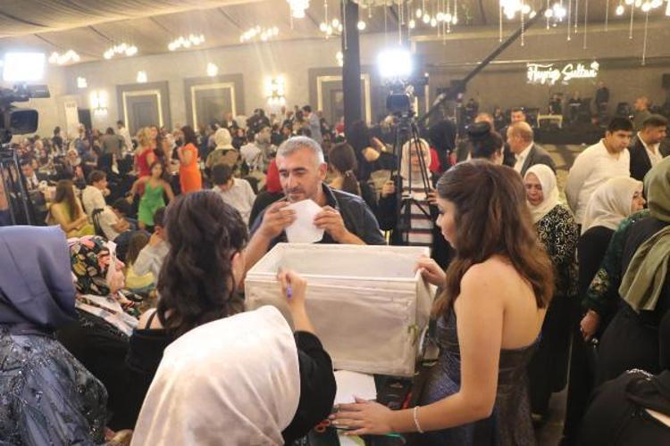 PARALARI GÖREVLİLER TOPLADI