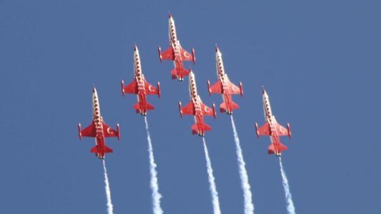 TÜRK YILDIZLARININ GÖSTERİSİYLE PAMUKKALE TARİHİ BİR GÜN YAŞADI