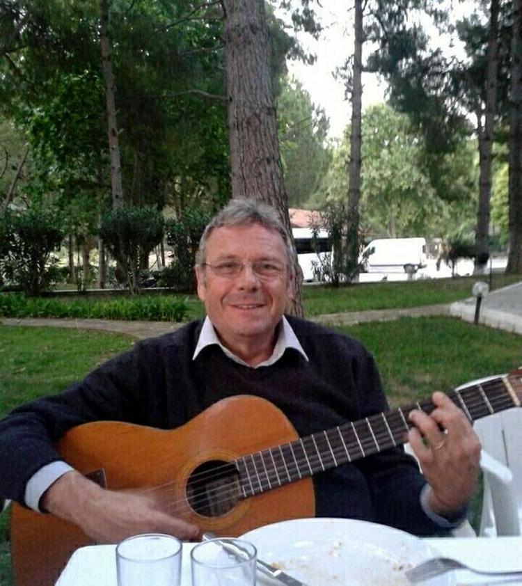 KÜLLERİNİN DÖKÜLDÜĞÜ YERDE TESADÜFEN GİTAR ÇALINDI