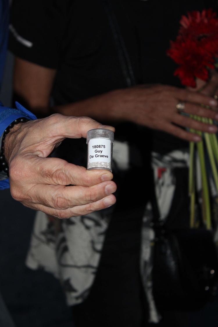 KÜLLERİ GÖZYAŞLARI İÇERİSİNDE DENİZE SERPİLDİ