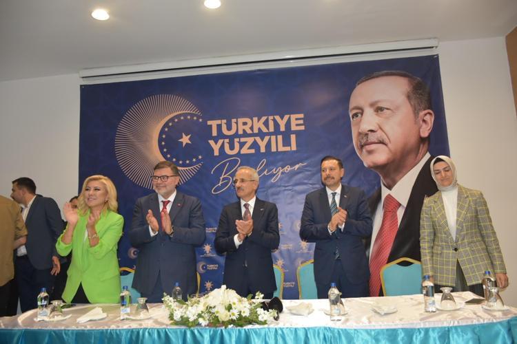 AK PARTİ İZMİR İL BAŞKANLIĞINI ZİYARET ETTİ