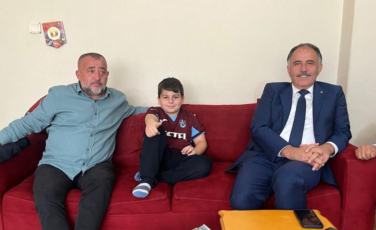 YUSUF EMİR BOLATA TRABZONSPOR FORMASI HEDİYE EDİLDİ