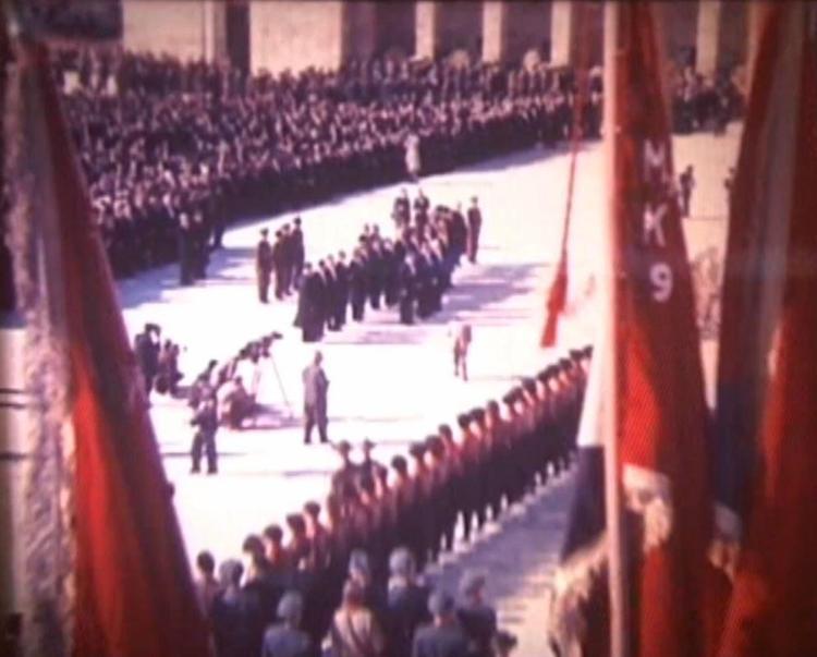 YAHUDİ VATANDAŞLAR DÜĞMELERİNİ KOPARARAK UĞURLADI