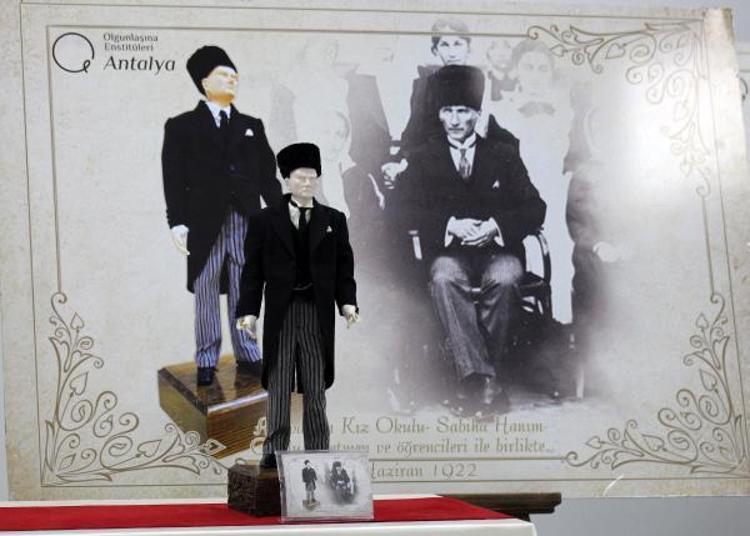 FRANSIZ TURİST, ATATÜRK KİTRE BEBEKLERİNE HAYRAN KALDI