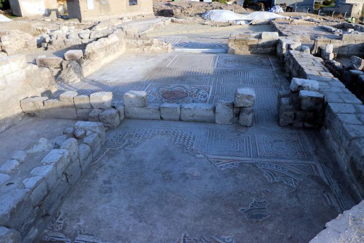 ÜST DÜZEY BİR KONUT