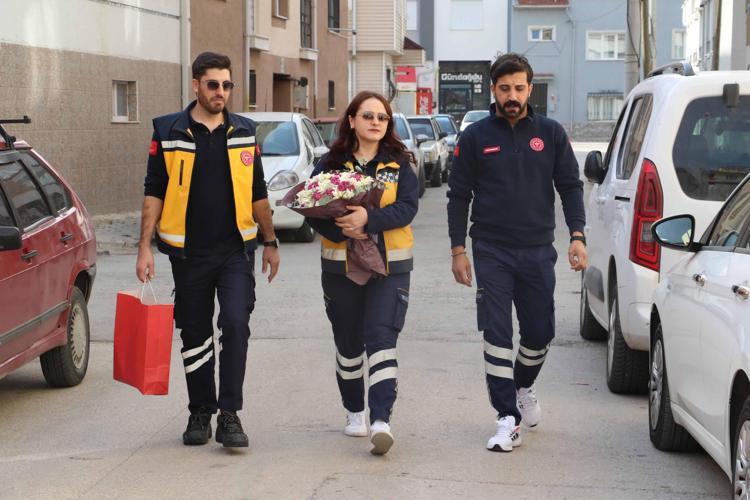 HAYATINI KURTARAN EKİP EVİNDE ZİYARET ETTİ