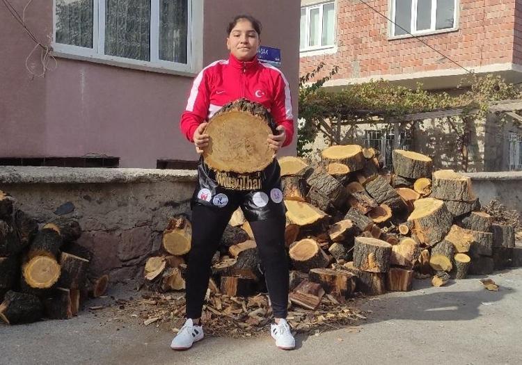 AĞIRLIK ANTRENMANLARI YAPMAK İÇİN EVDE ODUN KIRIYORUM