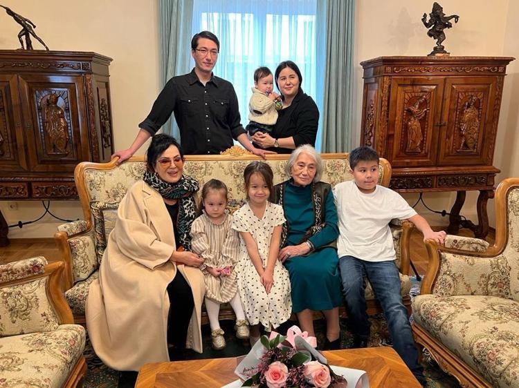 AYTMATOV’UN OĞLU KIZIL ELMA RESMİNİ HEDİYE ETTİ
