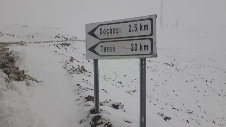 HAKKARİDE ARAÇLAR YOLDA KALDI, BİTLİSTE LAPA YAPA KAR YAĞDI