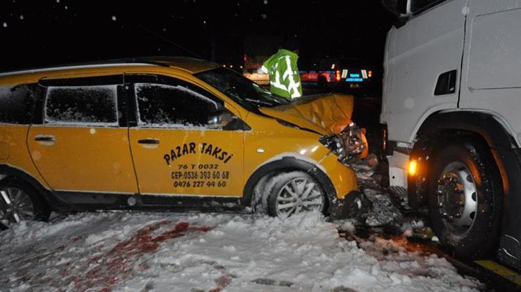 TIR İLE TİCARİ TAKSİ ÇARPIŞTI: 3 YARALI, 1 ÖLÜ