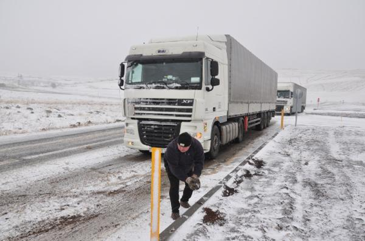 TIR’LAR YOLDA KALDI