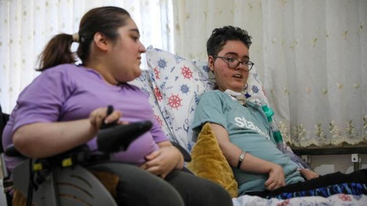 SÜREKLİ EVDE OLMASI GEREKİYOR