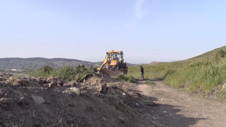 SEVGİLİSİNE SARILIRKEN DİĞERİ ARKADAN YAKLAŞIP KABLOYLA BOĞMUŞ