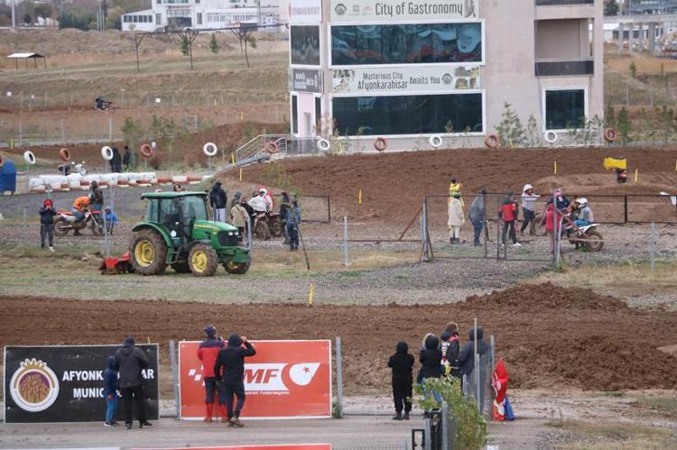 ŞENLİK HAVASINDA ÇOK GÜZEL BİR FİNAL YARIŞI İZLİYORUZ