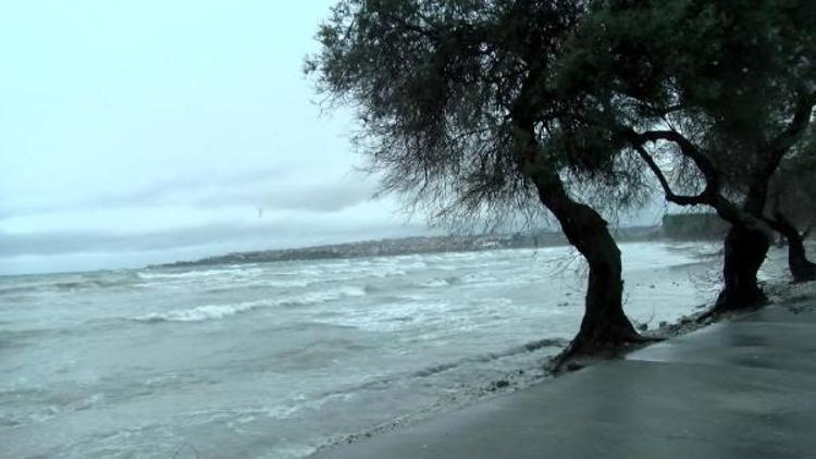KADIKÖY VE KÜÇÜKÇEKMECEDE FIRTINANIN ETKİSİYLE DEV DALGALAR OLUŞTU