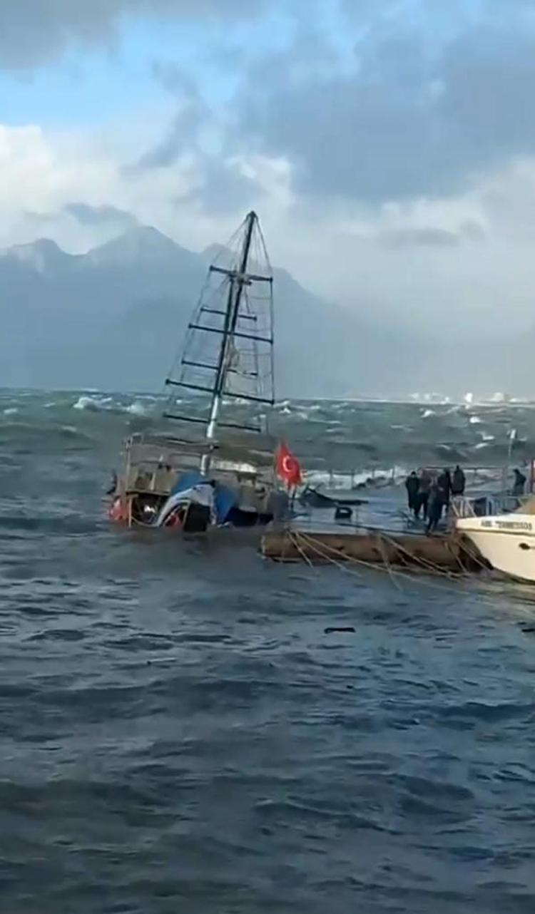 DALGALAR FALEZLERİ DÖVDÜ