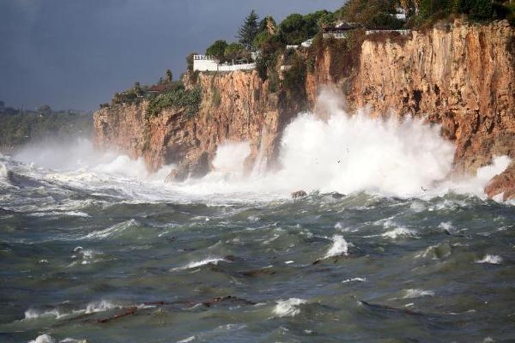 DERE TAŞTI, İŞ YERLERİ VE TARLALARI SU BASTI