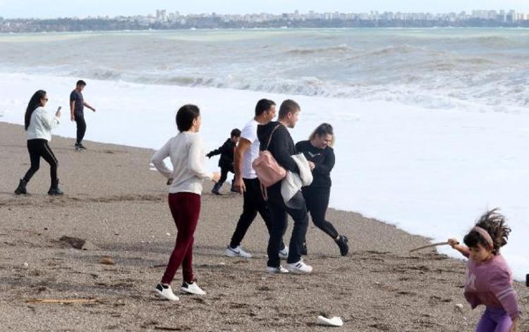 GÜNEŞ AÇTI, SAHİL DOLDU