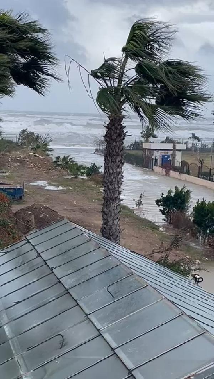 DENİZ SUYU 100 METRE İÇERİ GİRDİ