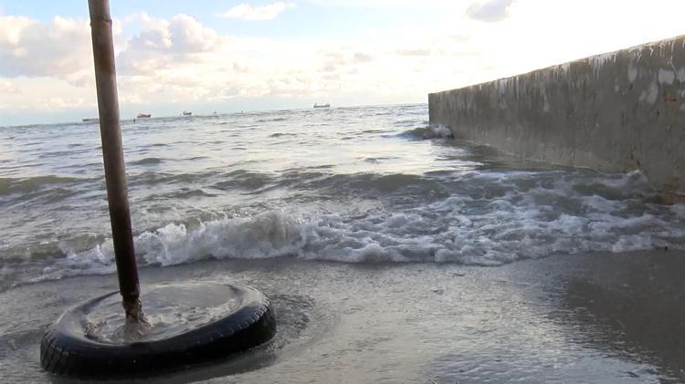 KÜÇÜKÇEKMECEDE DENİZ TAŞTI; SİTENİN BAHÇESİ SU DOLDU