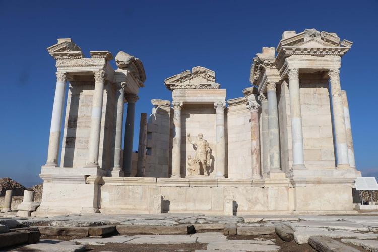 İMPARATOR HEYKELİ, YILLAR SONRA ORİJİNAL YERİNDE