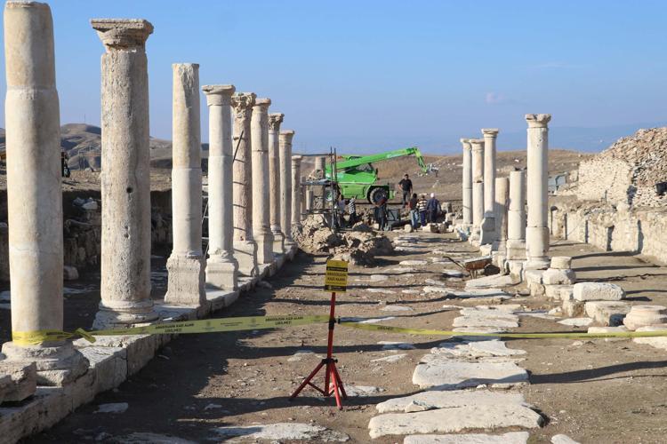 ÇEŞME, HEYKELİ İLE ZİYARETE AÇILDI