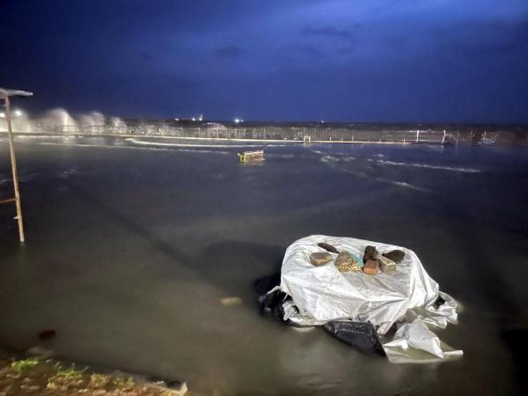 TEKİRDAĞ SAHİLİNİ SU BASTI