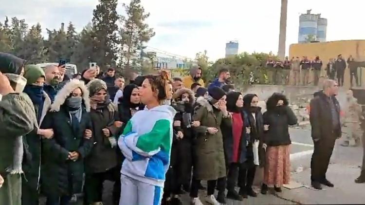 YASAK KARARINA UYMAYAN İŞÇİLERE MÜDAHALE