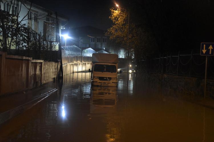 OTOMOBİLİNDE MAHSUR KALDI