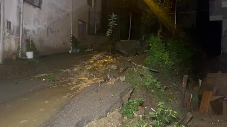 EV VE İŞ YERLERİ ÇAMURA BULANDI