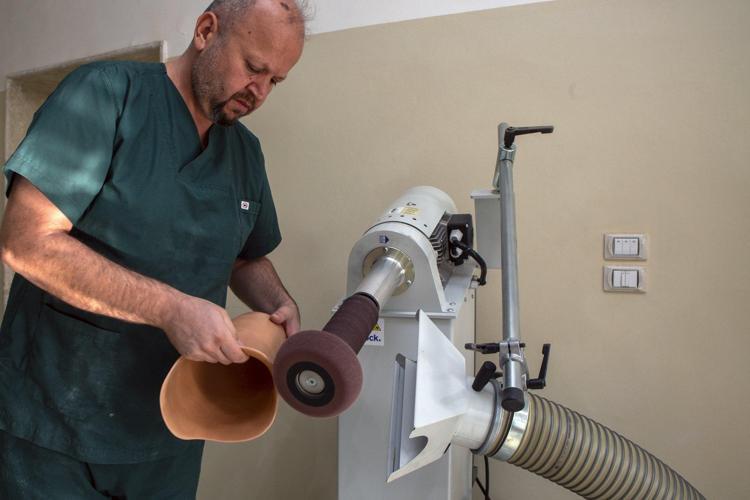 HASTALARDAN ÜCRET ALMIYOR, KADIN VE ÇOCUKLARA ÖNCELİK TANIYORUZ