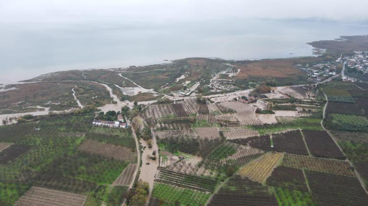 İZNİKTE DERELER TAŞTI; ARAZİLER SU ALTINDA