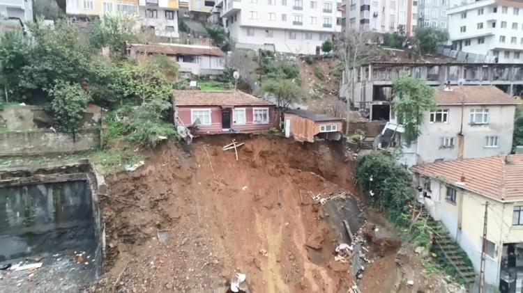 UÇURUMUN KENARINDA ASILI KALDI