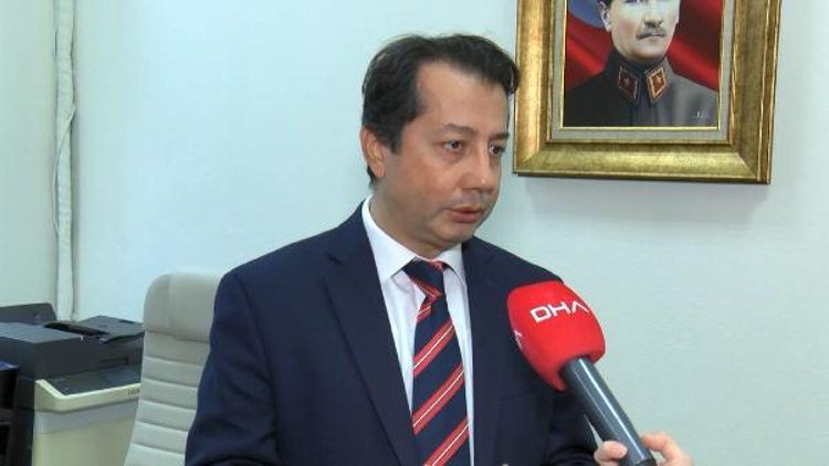 HEDEF RESTORANIN ADINI YAZDIĞINIZDA RESTORANIN KENDİ ADINDAN ÖNCE SAHTESİ GELMEYE BAŞLIYOR Arama motorlarının farkında olmadan suça ortak olduğunu kaydeden Prof. Dr. Berk Üstündağ, İnternette siber korsanlığın aslında büyük bir bölümü daha çok sosyal mühendislikle başlıyor. Bazı bilinen yaygın darkweb dediğimiz derin internette de yaygın olan kodlar var. Bu kodlar aracılığıyla herhangi bir internet sitesinin içeriğini çok rahatlıkla alıp, klonu dediğimiz başka bir internet sitesine nakledebiliyorlar. Genellikle burada yaygın kullanılan yöntem restoran örneğinde sitenin bir benzeri isimlisini alıyorlar. Örnek verecek olursak ….şef.com.tr ise orijinal site, dolandırıcılar ….şef-com.tr gibi ilk anda insanın gözüne çarpmayan, algısal olarak sanki aynıymış gibi bir internet sitesi oluşturuyor. Yaygın yeni bir yöntem de korsanların tabi artık kod yazması bile kolaylaştı. Yapay zeka servisleri var. Bu yapay zeka servislerine hedefi olan işlemin kodunu yazdırıp, kopyalıyor ve yapıştırıyor. Dolayısıyla böyle basit uygulamalarla da artık internet sitelerinin klonunu çıkarmak mümkün. Yapay zeka servisleri bu konuda uyarılmış durumda. Fakat teknoloji çok hızlı gelişiyor. Yapay zeka da hızlı gelişiyor ama buna karşı olan yöntemler de yapay zekadan nasıl sorgularsam eğer diyerek bir yolunu buluyorlar. Buradaki siber korsanlık gibi yöntemler için kullanılmadığı nasıl anlaşılır diyerek ilerliyorlar. Onlar da bunu çözümlüyor. Eskiden hackerlar sadece kaynak kodunu derinlemesine yazan protokolleri bilen kişilerdi. Şimdi ise yaygın olarak aynı zamanda yapay zeka araçlarını kullanan kişiler. İzleyiciler açısından da şuna dikkat etmek lazım; hem gelen e-postalarda, hem de girdikleri internet sitelerinde öncelikli olarak bunun orijinal internet sitesi olup olmadığına bakmaları gerekiyor. Restoran örneğinde olduğu gibi korsanlar kendilerini orijinal sitenin üzerine de çıkartmayı başarabiliyorlar. Bu yöntemle sahte ziyaretlerle zombilerle saldırı yapıyorlar. Aslında saldırı değil o. Arama motoru onu sanki farklı yerlerden kişilerin o internet sitesinin ziyaretçisi olarak görüyor. Dolayısıyla o da kullanıcısına kolaylık sağlamak amacıyla farkında olmadan bir suça ortak olmuş oluyor. Hedef restoranın adını yazdığınızda restoranın kendi adından önce sahtesi gelmeye başlıyor. Bu da restoran sahibini doğal olarak mağdur duruma düşürüyor şeklinde konuştu.