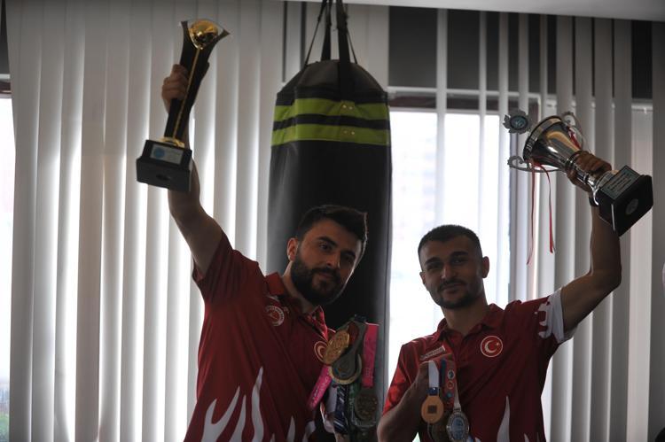 ‘ANTRENÖRÜMÜZ YOK, BİRBİRİMİZİN HOCASIYIZ’