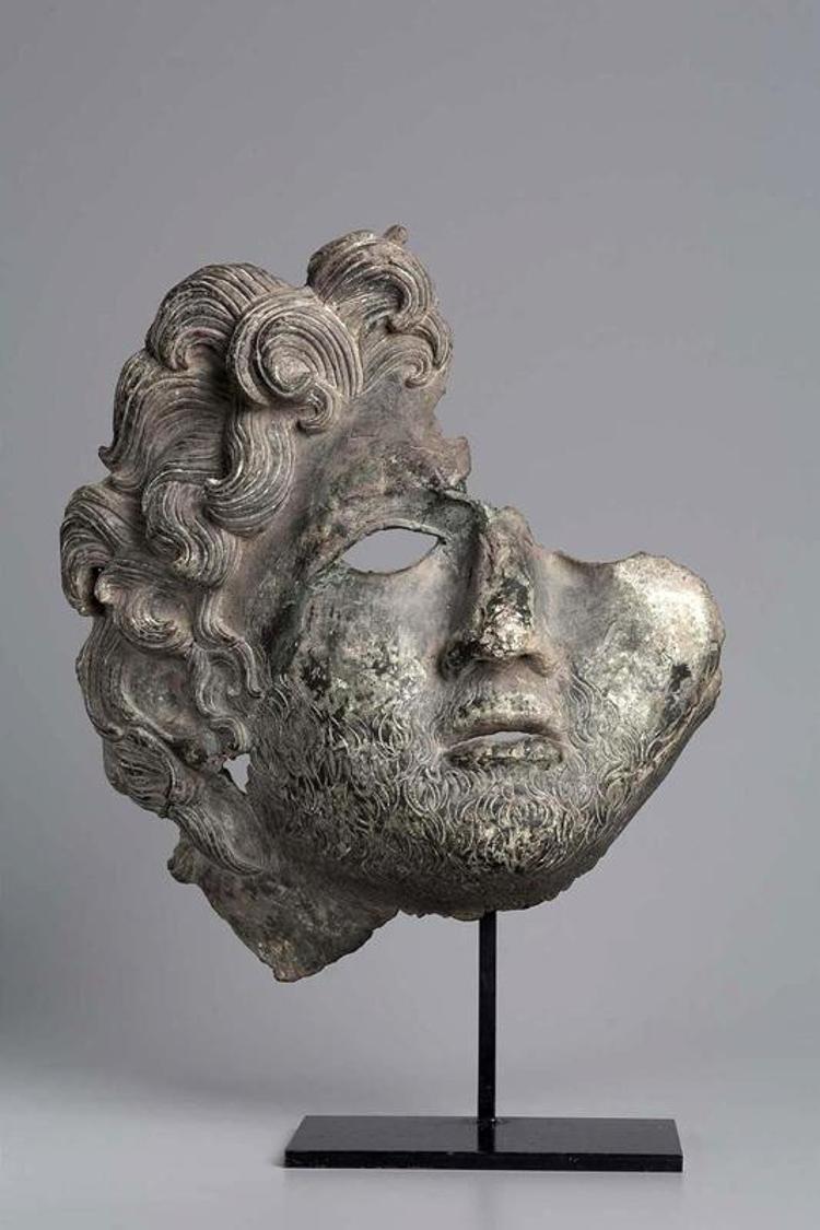 ÖZELLİKLE 2 BAŞ DİKKATİ ÇEKİYOR