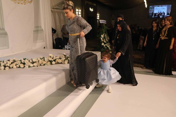 GELİNİN TAKILARI KORUMA EŞLİĞİNDE VALİZLE GELDİ