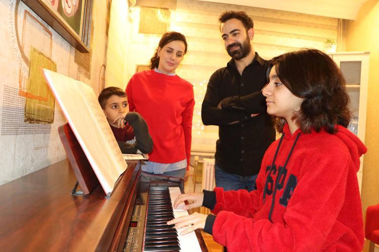 TÜRKİYENİN EN İYİ PİYANİSTİ OLMAK İSTİYORUM